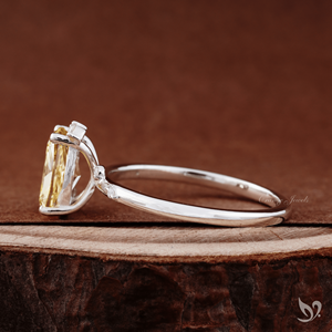 Bague de fiançailles en or blanc 10 carats avec diamant jaune de laboratoire certifié IGI, taille coussin allongée, 1,56 ct - Product Image 4