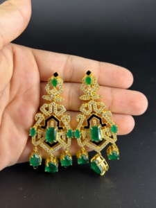 Pendientes de lujo chapados en oro con piedra doble verde y trabajo de Meena negra para mujer - Estilo nupcial tradicional indio - Product Image 4