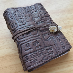 Diario de Cuero Marrón Grabado en Relieve Estilo Vintage con Colgante de Piedra de Cristal, Diario Artesanal Texturizado, Diario de Viaje y Cuaderno - Product Image 2