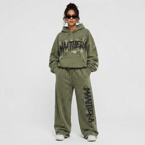 Conjunto Deportivo de Dos Piezas para Mujer, Sudadera con Capucha Extra Grande Color Verde Oliva y Pantalones Deportivos Anchos, Estilo Urbano - Product Image 1