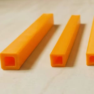 Perfil Cuadrado Hueco de PVC Industrial, Tubo Cuadrado de Plástico Negro Extruido para Aplicaciones Estructurales y de Muebles - Product Image 1