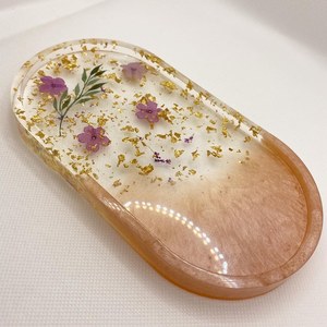 Plateau à bijoux ovale en résine fait main avec fleurs séchées et feuille d'or - Product Image 1