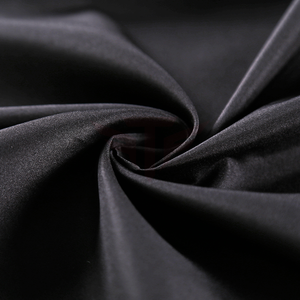 Cape de coiffure noire en polyester/nylon, résistante à l'eau, portable, écologique, pour salon - Product Image 6