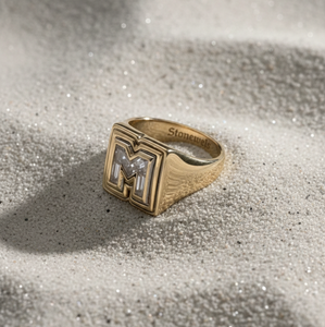 Bague de pinky à double sertissage avec lettres et diamants |   Diamants cultivés en laboratoire |   Bague personnalisée avec initiales |   Bijoux de fête en or massif 14 carats - Product Image 4