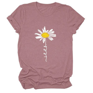 เสื้อยืดแขนสั้นสีเขียวสำหรับผู้หญิงพร้อมลายดอกเดซี่ที่วาดด้วยมือเสื้อลำลองฤดูร้อน - Product Image 2