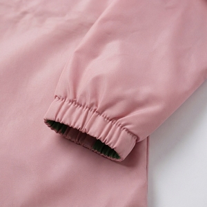 Veste d'entraîneur d'hiver personnalisée rose coupe-vent avec logo bouclier lettres grecques brodées, fermeture boutonnée, légère, pour sororité - Product Image 6