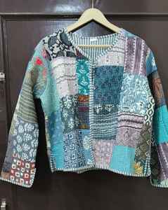 Veste Kantha réversible bohème pour femme, design patchwork matelassé avec rembourrage en coton, manteau d'automne-hiver pour les fêtes - Product Image 4