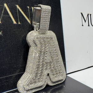 Colgante de Lujo para Hombre de Plata de Ley 925 con Corte Esmeralda, Diseño Hip Hop, Letra Personalizada, Moissanita VVS Certificada IGI, para Fiestas - Product Image 2