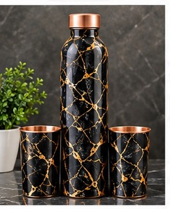 Bouteille d'eau artistique en cuivre avec couvercle et deux tasses assorties, motif feuille de palmier tropical et fleurs - Product Image 6