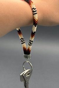 Porte-clés de poignet fait main en perles d'imitation avec motif crème, noir, rouge, marron – Cadeau tendance pour femme, idéal pour un usage quotidien - Product Image 2