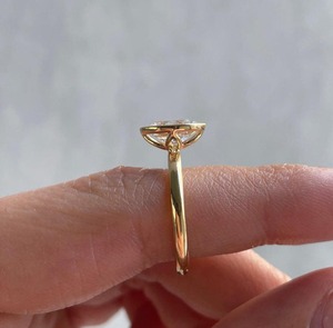 Anillo de compromiso de oro amarillo de 14K con diamante ovalado de 1.5ct cultivado en laboratorio y engaste de bisel ovalado, de moda - Product Image 5