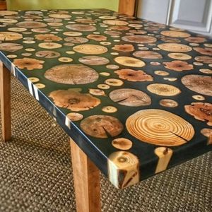 Mesa de Comedor Rectangular de Madera de Nogal y Resina Epoxi Hecha a Mano, con Borde Natural, Diseño Moderno Costero y Patas de Metal, para 4 Personas - Product Image 3
