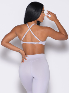 Sujetador deportivo de alto impacto para mujer, estilo bikini, con tirantes ajustables, corte en V profundo, color lila galáctico, alta demanda. - Product Image 5