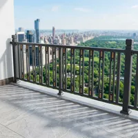 Balustrade de balcon moderne noire avec accents dorés et vue panoramique verte pour un design extérieur élégant de terrasse de maison