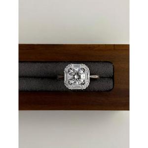 แหวนเพชรทรงกลมเจียระไนแบบบริลเลียนท์ 1.60 กะรัต ประดับเพชรทรงบาแกตต์ด้านข้าง ตัวเรือนทองคำขาว 14K ดีไซน์หรูหรา เหมาะสำหรับเป็นแหวนหมั้น - Product Image 1