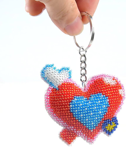 Lindo llavero de punto de cruz con forma de corazón y cuentas completas para hacer tú mismo - Product Image 4