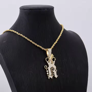 Pendentif solitaire pour homme en argent 925 plaqué or 10K, style vintage, avec moissanite en forme de pièce de monnaie et design couronne, serti griffe - Product Image 4