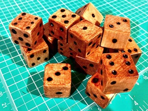 Dados de juego modernos de lujo, hechos a mano, de madera natural pulida, en material de nogal, cubos cuadrados pulidos, de uso artístico y coleccionable. - Product Image 5