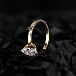 Anillo de Compromiso Solitario con Bisel de Diamante Cultivado en Laboratorio, Corte Pera, Oro de 14K, Joyería Nupcial Minimalista, Fabricante Personalizado al por Mayor - Product Image 3