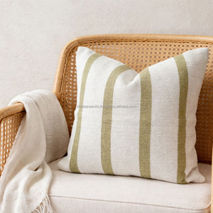 Funda de cojín tejida a mano de 20 × 20 pulgadas, color marrón óxido, con franjas verticales llamativas y texturizadas, estilo bohemio para decoración. - Product Image 6
