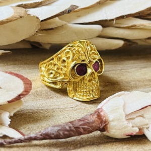 Anillo Gótico de Calavera 2026, Última Colección, con Granate, Latón, Baño de Oro de 18k, Textura Filigrana, Estilo Punk, Anillo de Calavera para Motociclistas, Venta al por Mayor - Product Image 2