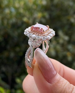 Bague de luxe en or blanc 18 carats avec diamant de laboratoire rose-orange taille radiant de 2,13 carats et diamants blancs DEF sur les côtés, cadeau de fiançailles - Product Image 4