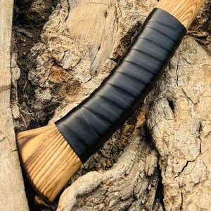 Hache viking style nordique barbu, lame en acier au carbone de qualité industrielle, outil décoratif en bois sculpté pour la maison, la cabane, ou comme cadeau ou objet de présentation - Product Image 5