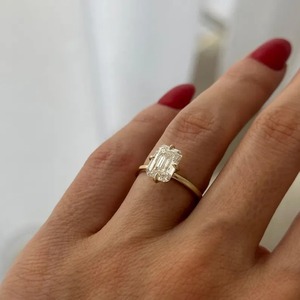 Bague de fiançailles solitaire tendance en or jaune 18 carats avec diamant de laboratoire Cu émeraude et boussole, certifiée IGI, pour femme - Product Image 3