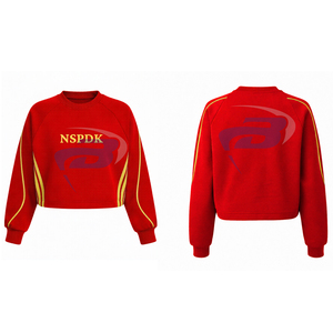 เสื้อสเวตเชิ้ตผู้หญิง NSPDK สีแดงและสีทอง แบบครอป ผ้าฝ้าย คอวี ปักลายถัก เสื้อสเวตเตอร์สำหรับวิทยาลัย NSPDK - Product Image 3