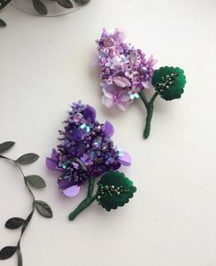 Broche décorative brodée avec des embellissements de perles de qualité supérieure - Product Image 1