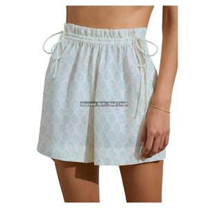 Shorts d'été amples en coton imprimé multicolore style urbain avec cordon de serrage élastique, idéal pour le sport et les sorties décontractées - Product Image 1