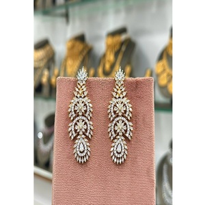 Boucles d'oreilles pendantes en laiton plaqué or radiant avec zircon CZ pour femmes, pour les soirées et les occasions spéciales - Mode tendance - Product Image 2