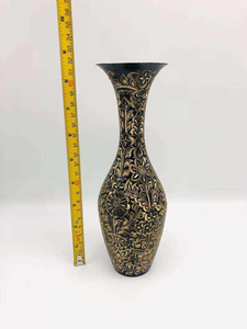 Jarrón de Metal Indio con Grabado Floral Negro y Dorado, Hecho a Mano, Jarrón Decorativo de Lujo para Decoración del Hogar y Hoteles - Product Image 3