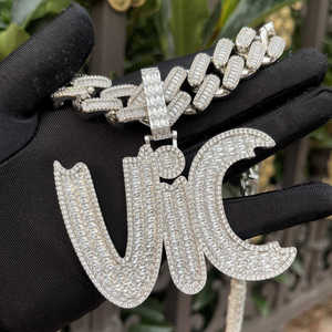 Luxira Jewels - Colgante Personalizado de Plata de Ley 925 con Baño de Rodio y Moissanita Certificada, Estilo Hip Hop con Inicial de Letra - Product Image 5