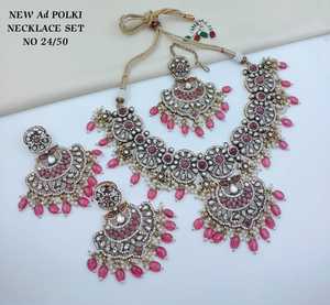 Conjunto de collar AD de lujo con diseño floral rosa, con aretes a juego y Maang Tikka, circonita cúbica, chapado en rodio, para novias y bodas. - Product Image 2