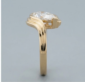 แหวนหมั้นผู้หญิงทรงลูกแพร์ 2.00 กะรัต ตัวเรือนทองคำแท้ 14K ประดับเพชรแล็บโกรว์ ฝังแบบ Bezel Setting ได้รับการรับรองจาก IGI สไตล์โรแมนติก - Product Image 4