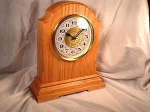 Horloge en bois élégante et moderne mettant en valeur les grumes de bois complexes avec un design raffiné. Horloges de table. - Product Image 4