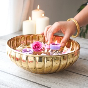 Tendance Actuelle : Vase de Table Décoratif en Aluminium Fait Main, Design Moderne, Finition Dorée, Écologique, Idéal pour l'Eau - Exportation Jaffs - Product Image 5