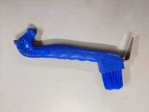 Pince à sabots bleue avec brosse, manche ergonomique, outil de toilettage équestre pour l'entretien quotidien des chevaux - Product Image 1