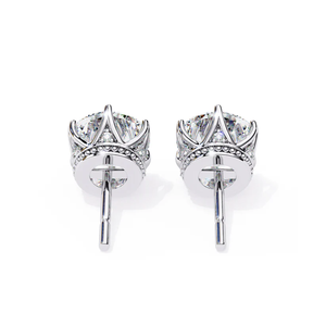 Boucles d'oreilles clous en moissanite ronde de 7 mm, 2,5 carats au total, en argent sterling avec accents latéraux, alternative brillante au diamant - Product Image 4