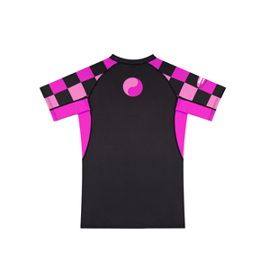 เสื้อแรชการ์ดแขนยาวสีดำ UPF50+ ลายตารางแดงชมพู พร้อมโลโก้ด้านหน้า สำหรับผู้ชาย ผ้าโพลีเอสเตอร์แห้งเร็ว เหมาะสำหรับเล่นกีฬา - Product Image 2