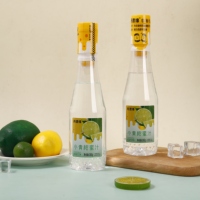 Gebotteld klein groen mandarijnenhoningwater, natuurlijke, schone ingrediënten, bronfabrikant