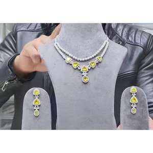 Bijoux fantaisie en laiton pour femmes, design luxueux, finition haute brillance, pour fêtes et mariages, provenant d'un fournisseur indien. - Product Image 3