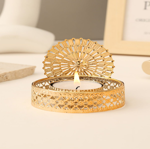 Par de portavelas altos de alambre dorado con diseño geométrico y remates de cristal. Accesorios de lujo disponibles a precios de mayorista. - Product Image 4