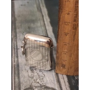 Boîte d'allumettes vintage en aluminium argenté avec logo gravé, durable pour usage domestique - Product Image 3