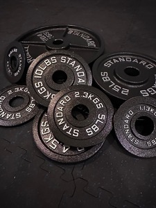 Ensemble de plaques en acier 175LB - Plaques de 2 pouces avec revêtement martelé 2x 2,5lb, 5lb, 10lb, 25lb et 45lb pour la musculation - Product Image 6