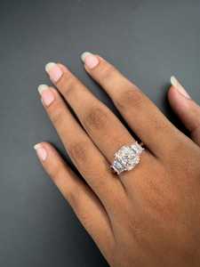 Bague unique en moissanite taille radiant avec pierres latérales trapézoïdales pour femme, en argent 925 original, pour cadeau de promesse de mariage ou pour elle - Product Image 3