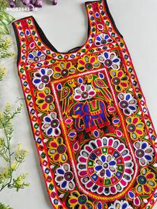 Blusa de algodón mágico con bordado estilo Gamthi y detalles de conchas para festivales y fiestas, exportador de moda femenina. - Product Image 5