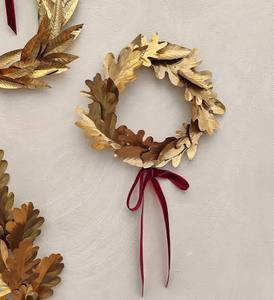 Corona de Hojas de Roble Doradas, Decoración Colgante de Pared, Adorno Navideño de Metal Hecho a Mano, Estilo Clásico con Cinta Roja - Product Image 1