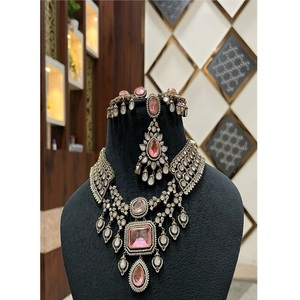 Conjunto de Collar y Pendientes Kundan con Piedras de Latón Chapado en Oro Tradicional, con Tikka, Moderno, para Bodas, Compromisos y Aniversarios Indios - Product Image 1